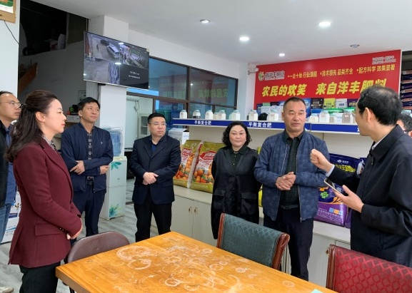 图片3张主任与各级领导视察科技小院服务中心，罗总对 汇报服务中心进行讲解工作.jpg